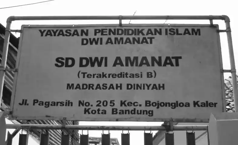 SD Dwi Amanat logo